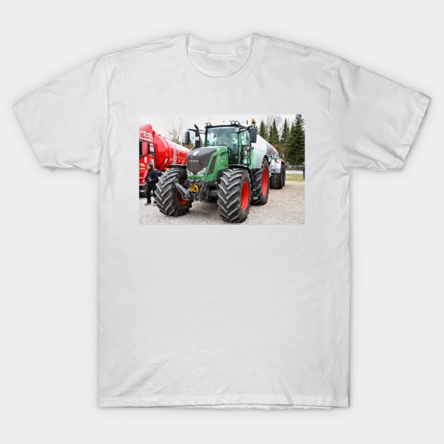 Fendt 828 Vario - MAN Trucknology Days T-Shirt by holgermader